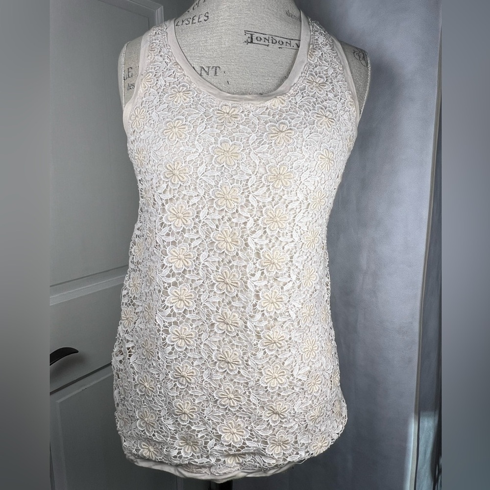 J.Crew Beige embroidered beige and ivory flowers size 2. Excellent condition
